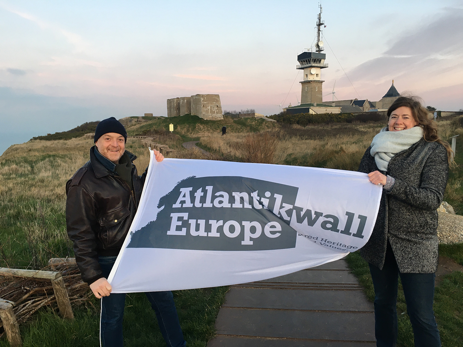 Met Atlantikwall Europe-banier in Normandië